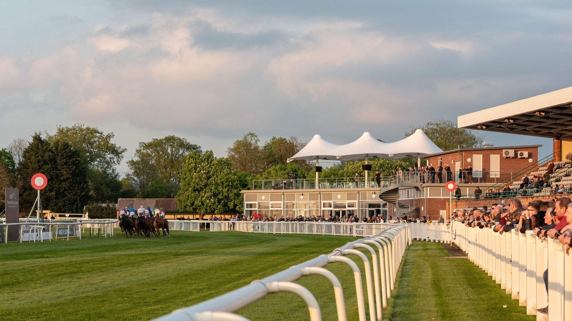 Thirsk Racecourse Go Racing Yorkshire Horse Racing